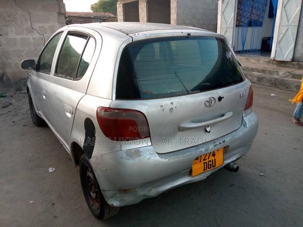 Toyota Vitz 2005 Silver