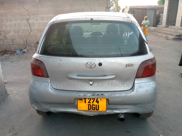 Toyota Vitz 2005 Silver