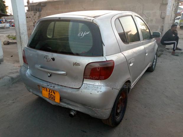 Toyota Vitz 2005 Silver