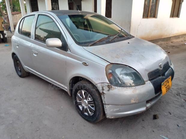 Toyota Vitz 2005 Silver