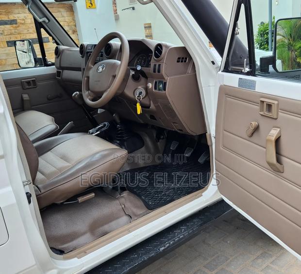Toyota Land Cruiser 2010 White
