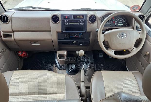 Toyota Land Cruiser 2010 White