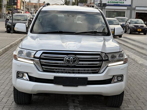 Toyota Land Cruiser 2017 White