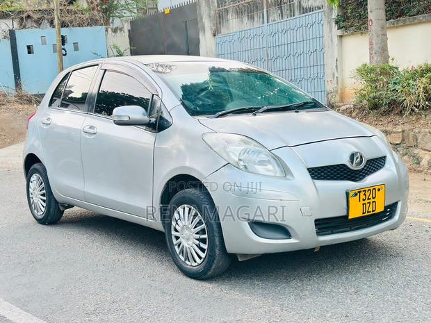 Toyota Vitz 2008 Silver