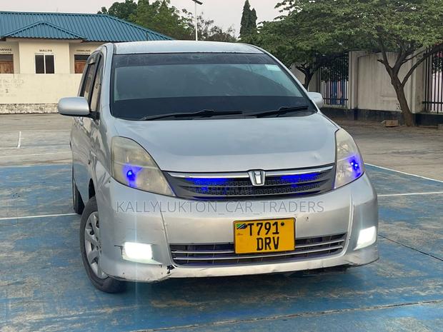 Toyota ISIS 2006 Silver