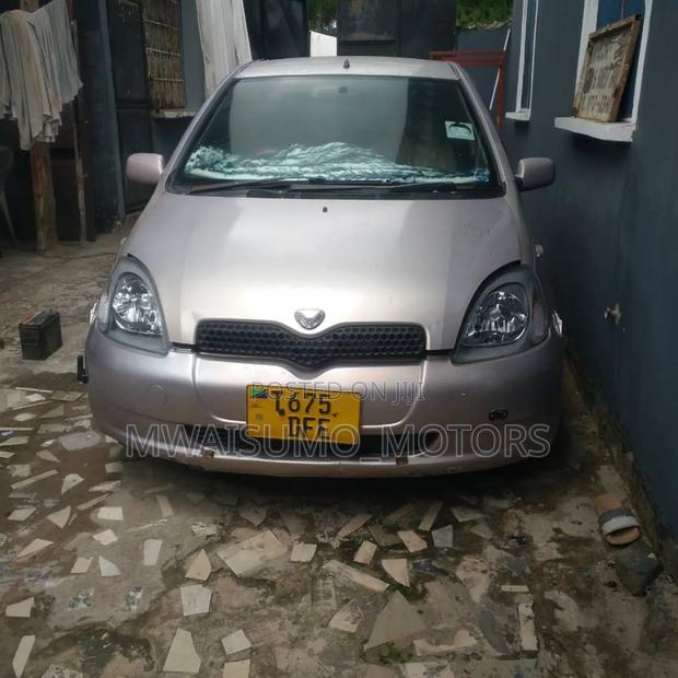 Toyota Vitz 2000 Pink