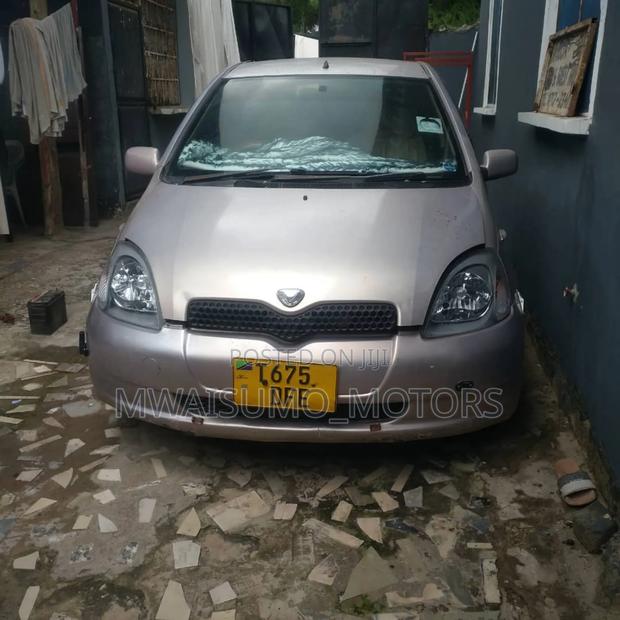 Toyota Vitz 2000 Pink