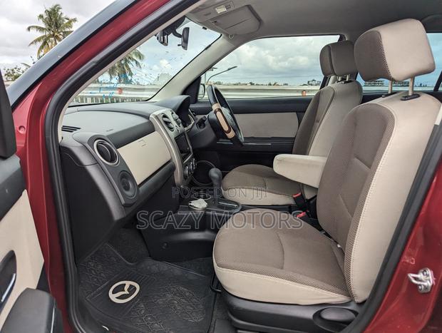 Mazda Verisa 2011