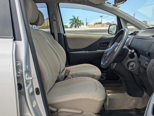 Toyota Ractis 2009 Silver