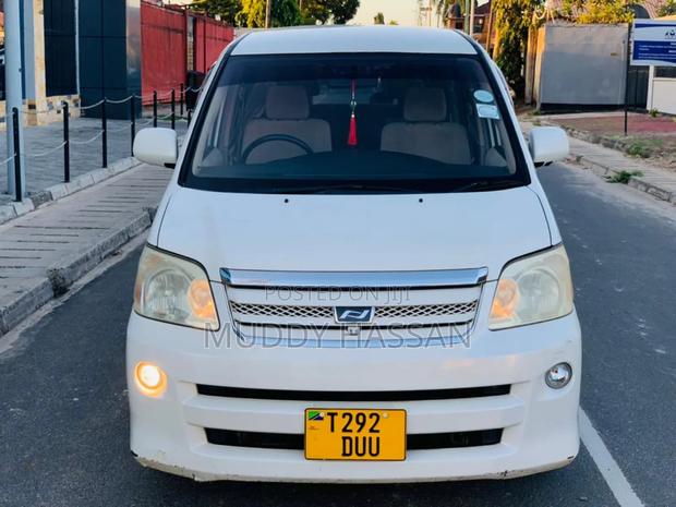 Toyota Noah 2004 White