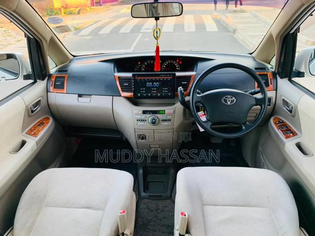 Toyota Noah 2004 White