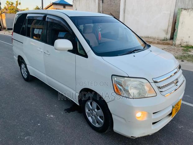 Toyota Noah 2004 White