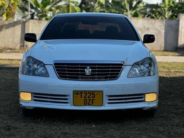 Toyota Crown 2006 White