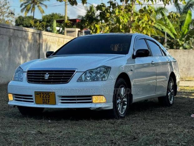 Toyota Crown 2006 White