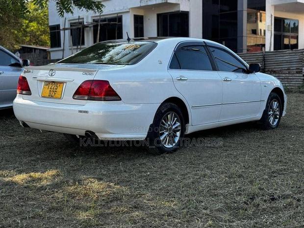 Toyota Crown 2006 White