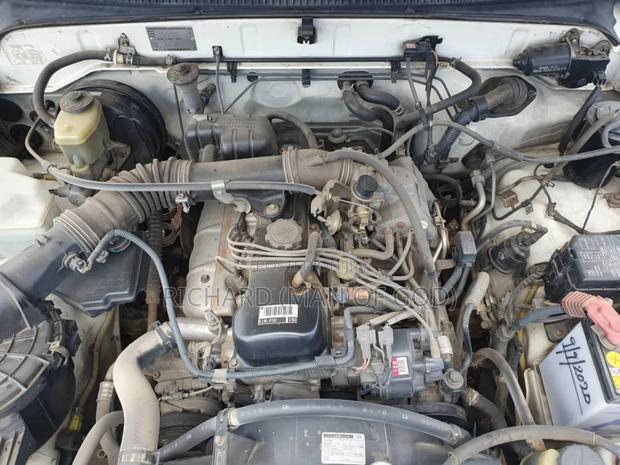 Toyota Hilux 2001 White