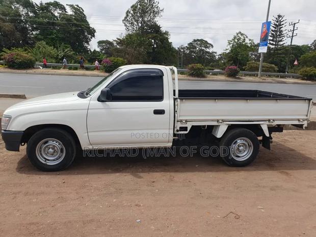 Toyota Hilux 2001 White