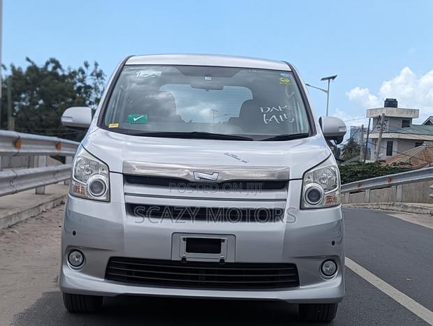 Toyota Noah 2007 Silver