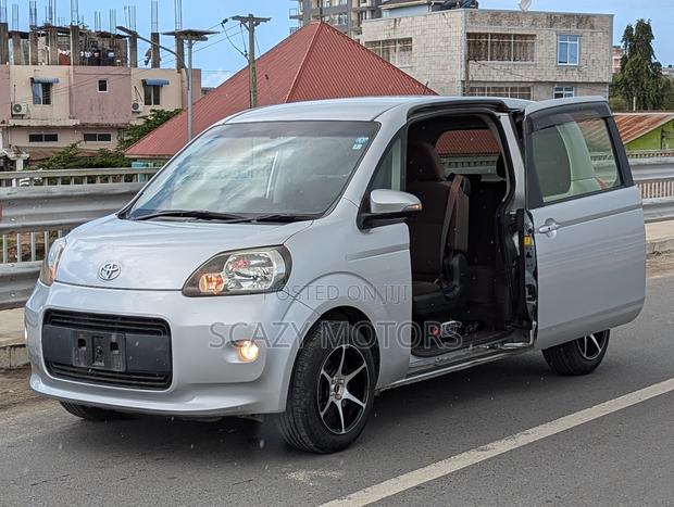 Toyota Porte 2014 Silver