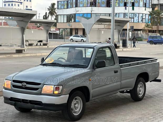 Toyota Hilux 2002 Gray