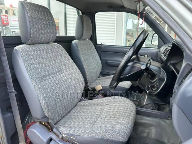 Toyota Hilux 2002 Gray