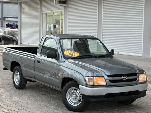 Toyota Hilux 2002 Gray