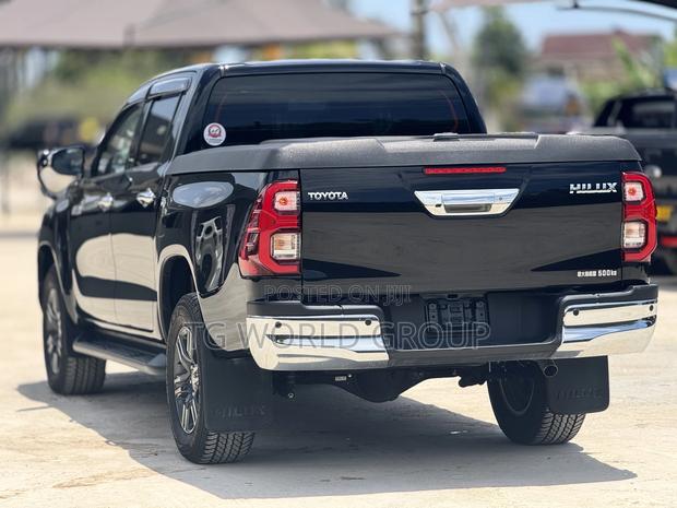 Toyota Hilux 2022 Black