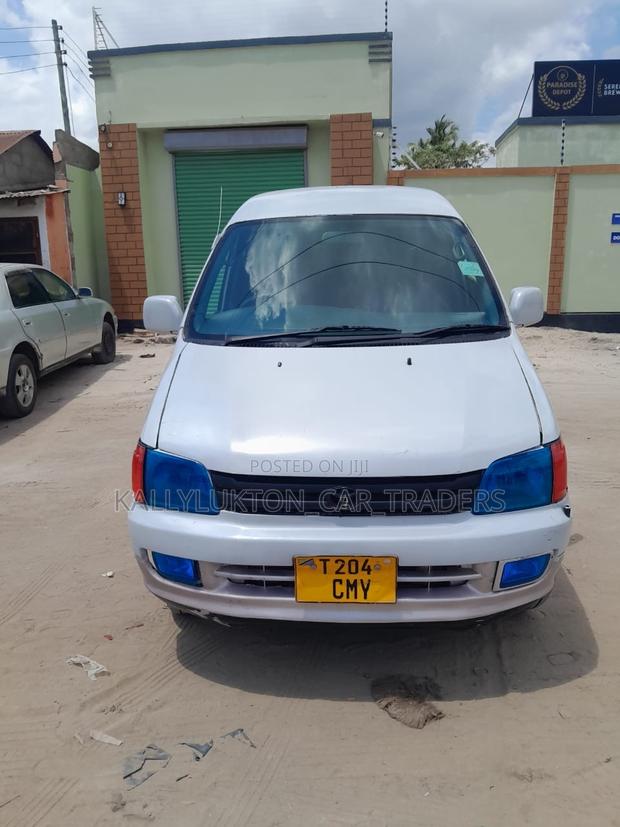 Toyota Noah 2005 White