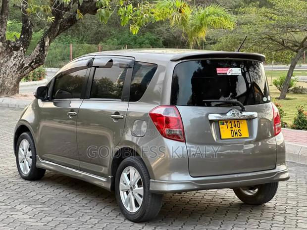 Toyota Ractis 1.5 AWD 2006 Gray
