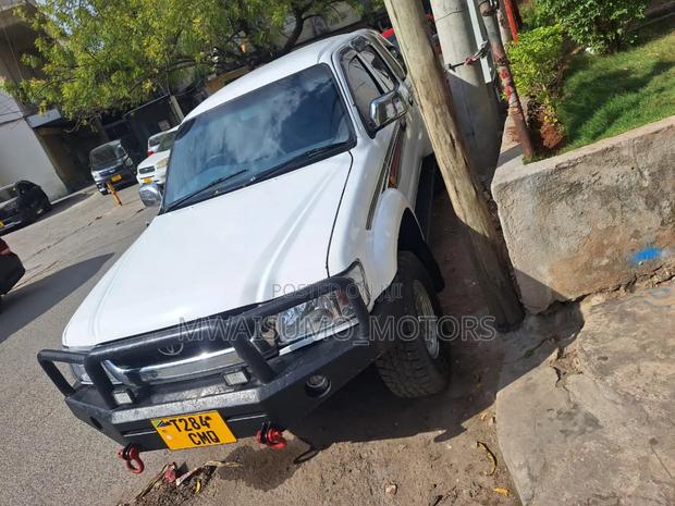 Toyota Hilux 2001 Off white