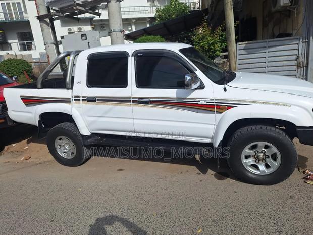 Toyota Hilux 2001 Off white