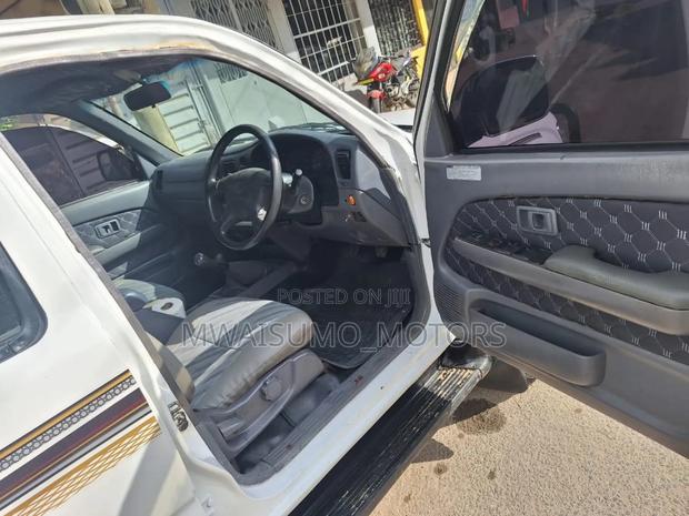Toyota Hilux 2001 Off white