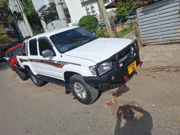 Toyota Hilux 2001 Off white