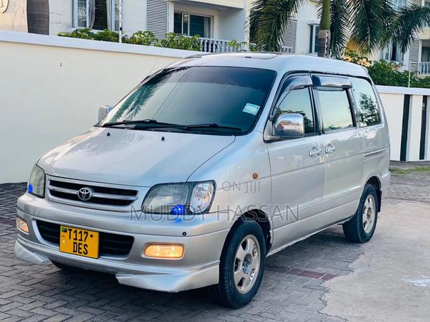 Toyota Noah 2001 Silver