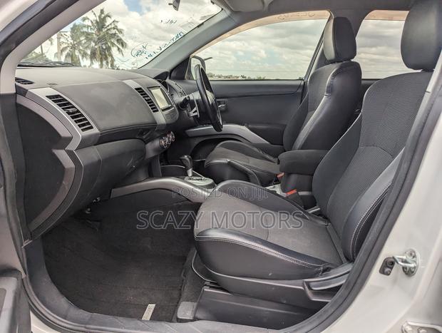 Mitsubishi Outlander 2011 White