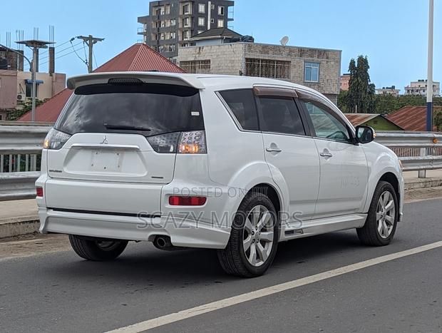 Mitsubishi Outlander 2011 White