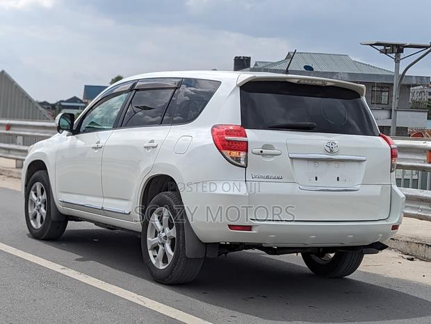 Toyota Vanguard 2010 White