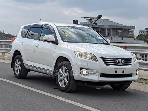 Toyota Vanguard 2010 White