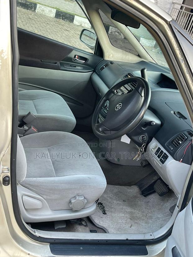 Toyota Opa 2000 Silver