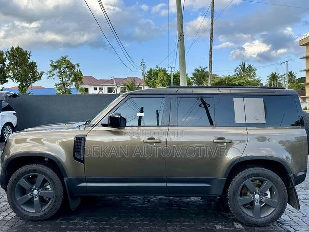 Land Rover Defender SE 2022 Gold