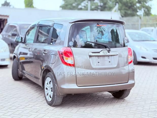 Toyota Ractis 2009 Gray