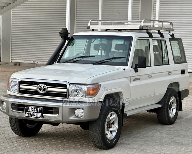 Toyota Land Cruiser 2015 White