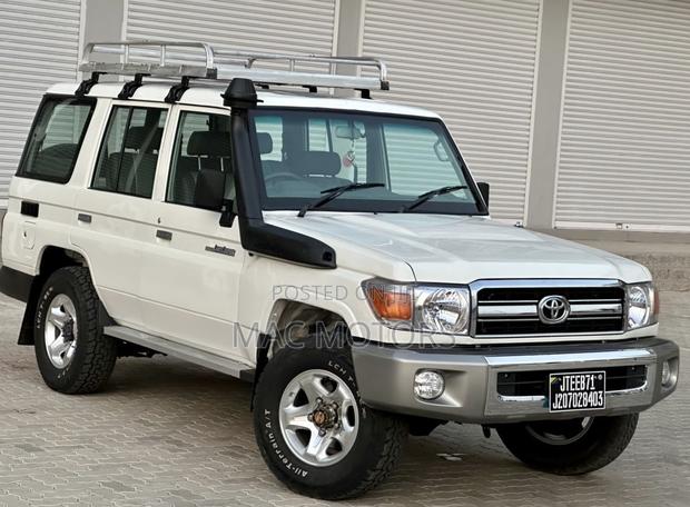 Toyota Land Cruiser 2015 White