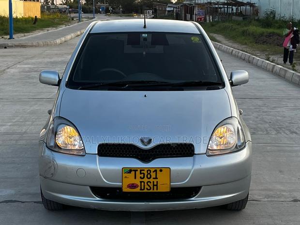 Toyota Vitz 2006 Silver