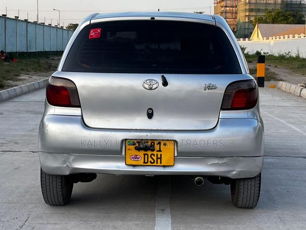 Toyota Vitz 2006 Silver