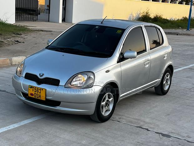 Toyota Vitz 2006 Silver