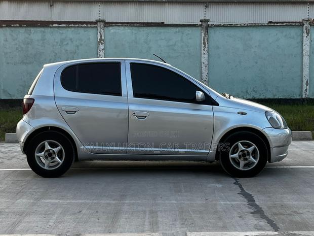 Toyota Vitz 2006 Silver