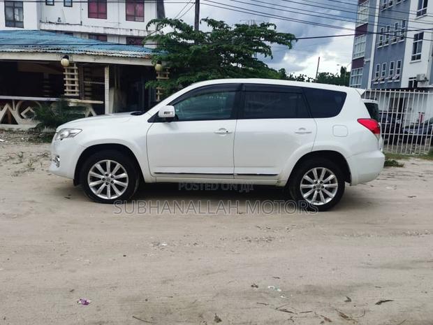 Toyota Vanguard 2010 White