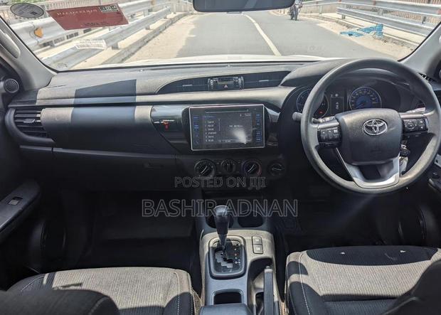 Toyota Hilux 2022 White