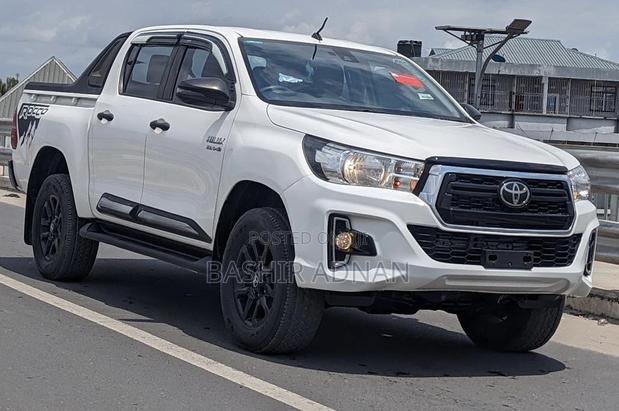 Toyota Hilux 2022 White